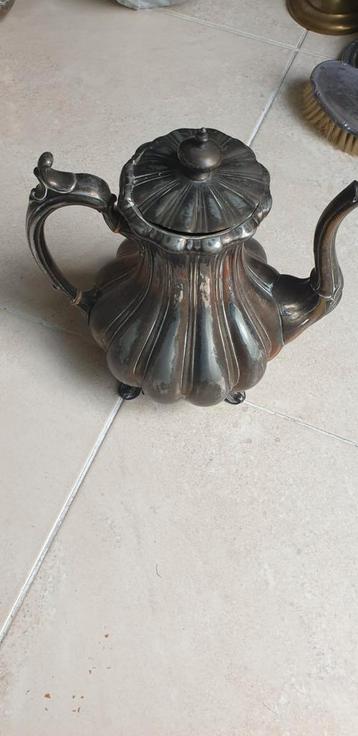 Antieke verzilverde theepot beschikbaar voor biedingen