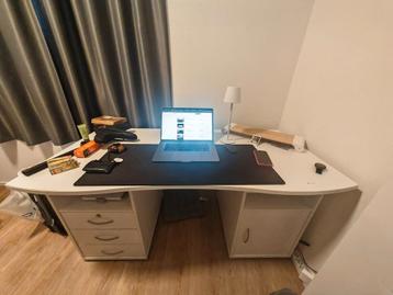 Bureau met laden beschikbaar voor biedingen
