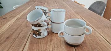 Vintage kopjes koffiemok met schotels gespikkeld glazuur beschikbaar voor biedingen