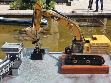 Grote hydraulische RC knijp / overslagbak. beschikbaar voor biedingen