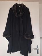 Zwarte cape met kunstbont afgezet, Kleding | Dames, Ophalen of Verzenden, Zo goed als nieuw, Zwart