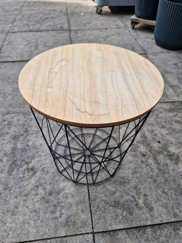 Leuk bijzettafeltje met houten blad beschikbaar voor biedingen