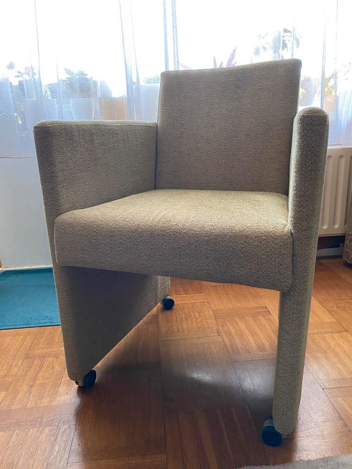Belgisch design stoel op wielen (Mobitec), Huis en Inrichting, Stoelen, Gebruikt, Eén, Blauw, Ophalen of Verzenden