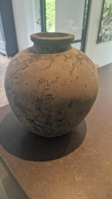 Grote landelijke stoere pot beschikbaar voor biedingen