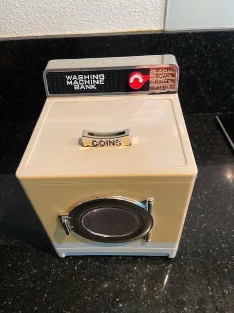 Vintage Whasing machine bank battery opp Wasmachine Spaarpot, Verzamelen, Spaarpotten, Gebruikt, Overige thema's, Metaal of Blik