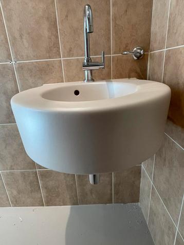 2x mooi parelmoerkleurige wastafel Villeroy & Boch beschikbaar voor biedingen