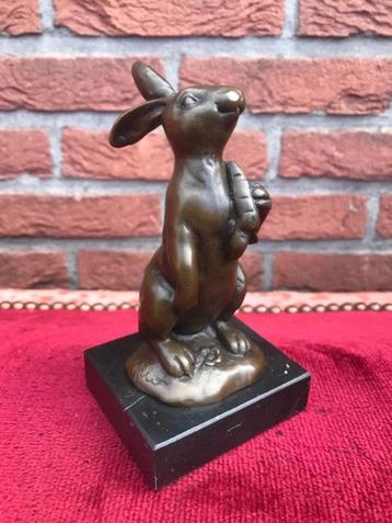 bronzen beeldje, haasje met een wortel beschikbaar voor biedingen