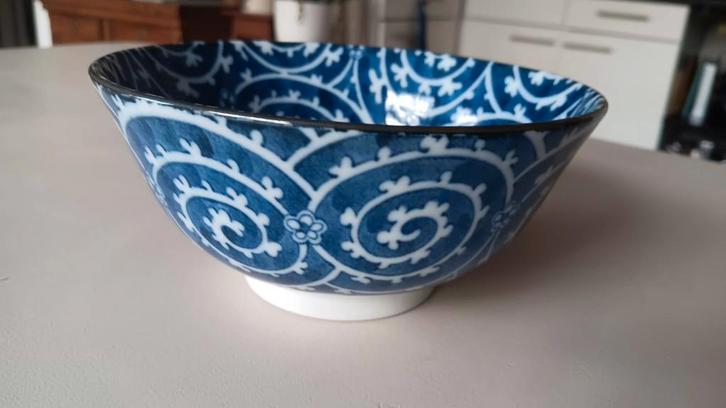 Japans blauw/wit schaaltje van keramiek., Huis en Inrichting, Woonaccessoires | Schalen en Manden, Zo goed als nieuw, Schaal, Rond