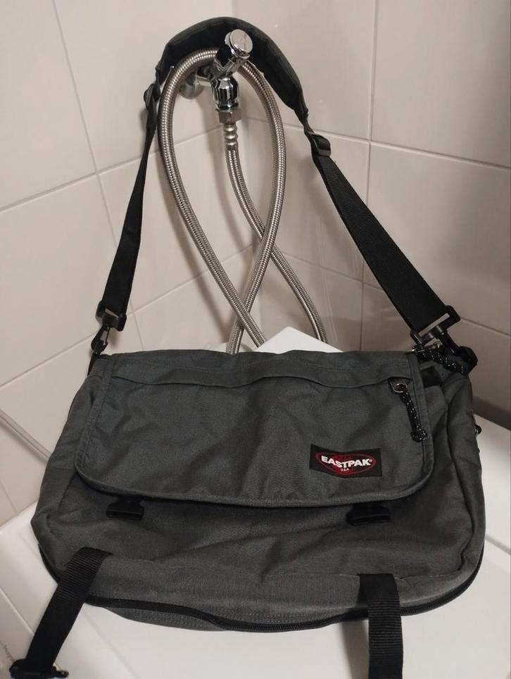 Eastpak Delegate messenger bag, Kleding | Dames, Hoeden en Petten