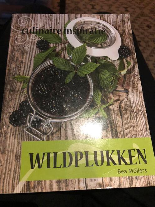 Bea Mollers - Wildplukken, Boeken, Kookboeken, Zo goed als nieuw, Ophalen of Verzenden