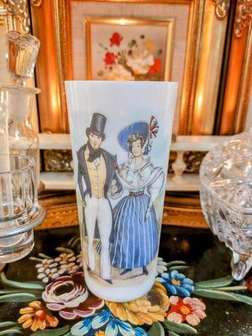 Vintage Glas Historische Kledij  beschikbaar voor biedingen