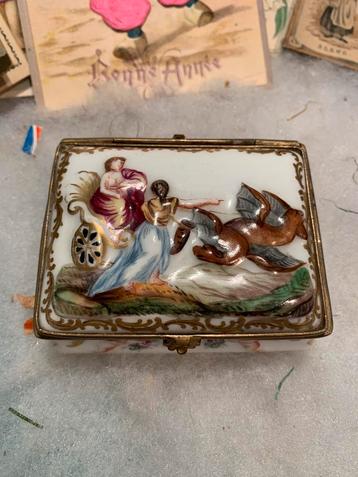 Antieke capodimonte snuffbox beschikbaar voor biedingen