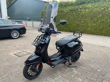 Vespa Sprint 50 Special scooter snorfiets nette staat beschikbaar voor biedingen