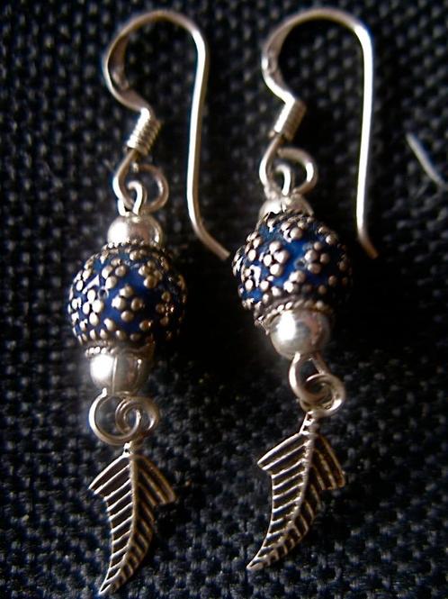 Zilveren 925 zilver oorhangers mooie emaille kraal + veertje, Sieraden, Tassen en Uiterlijk, Oorbellen, Nieuw, Hangers, Zilver