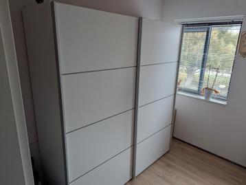 Witte kledingkast met hang- en legplanken beschikbaar voor biedingen