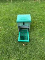 Kippenvoer automaat Feed-o-Matic 5kg incl. Ratguard, Ophalen of Verzenden, Zo goed als nieuw, Drinken en Voederen