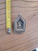 Verzilverd amulet uit China, kan open.