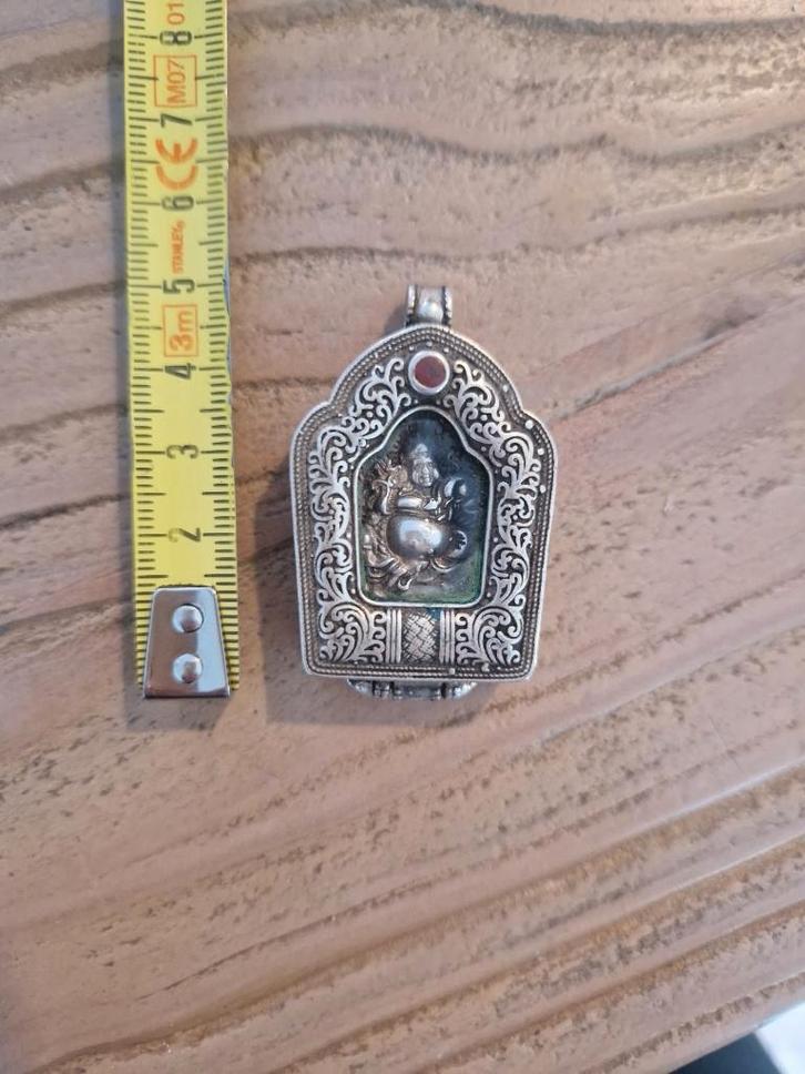 Verzilverd amulet uit China, kan open., Antiek en Kunst, Antiek | Overige Antiek, Ophalen of Verzenden