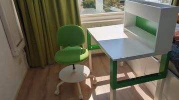 Bureau en stoel van ikea beschikbaar voor biedingen