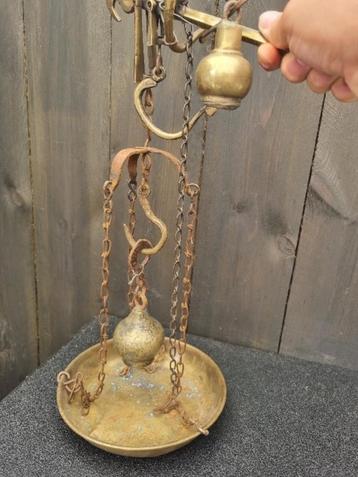 Vintage koperen weegschaal beschikbaar voor biedingen