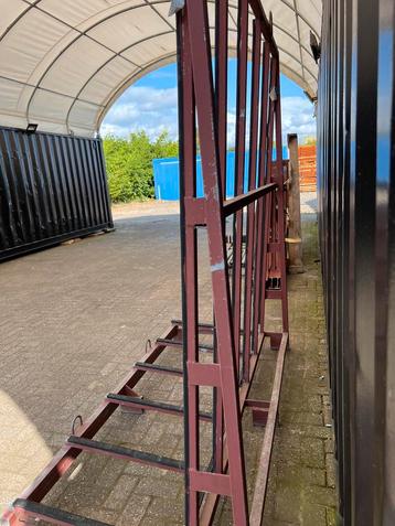Glas rek beschikbaar voor biedingen