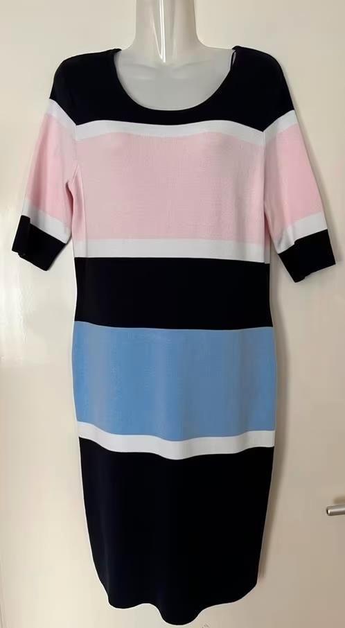 Question? Jurk maat M [v], Kleding | Dames, Jurken, Zo goed als nieuw, Maat 38/40 (M), Blauw, Knielengte, Ophalen of Verzenden