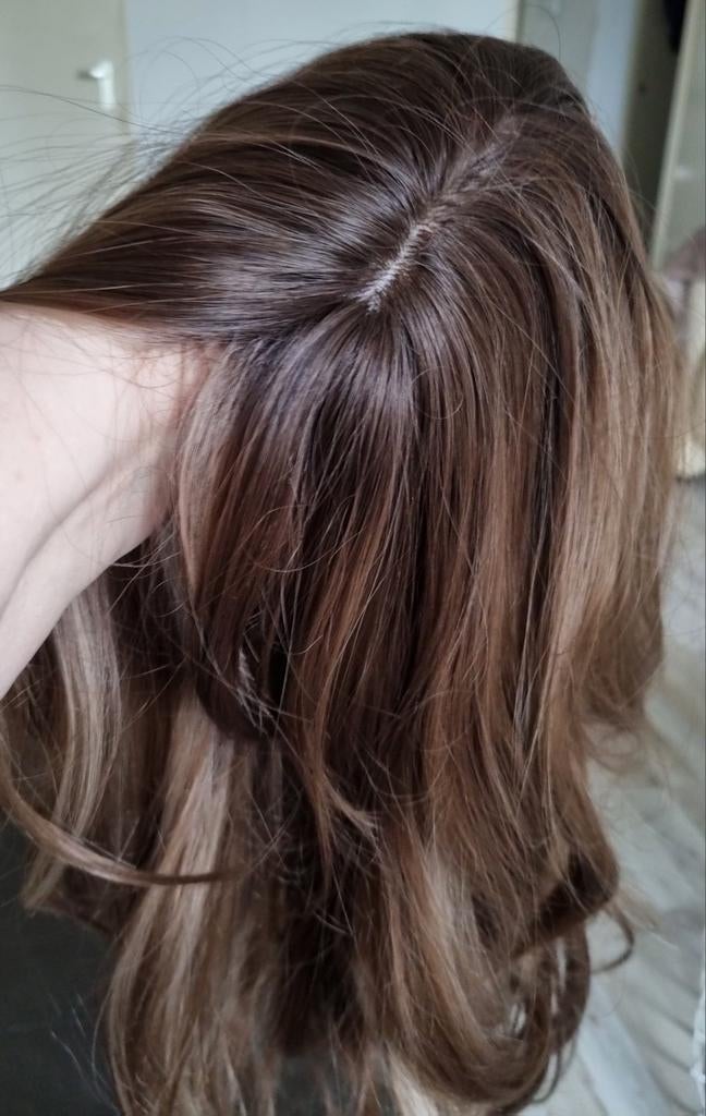 Nieuwe pruik, bruin met lichte highlights., Ophalen of Verzenden, Nieuw, Pruik of Haarverlenging