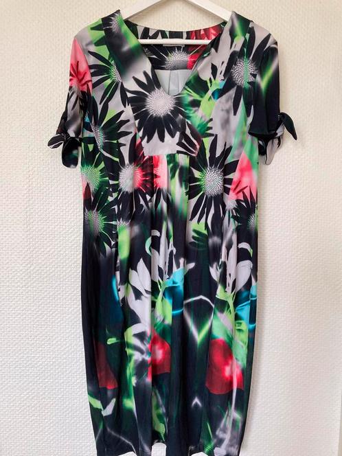 EROKE Jurk Van Travelmateriaal Maat XL = L / 42, Kleding | Dames, Jurken, Zo goed als nieuw, Maat 42/44 (L), Overige kleuren, Knielengte