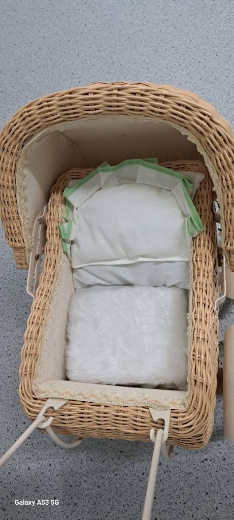 Rieten poppenwagentje, Ophalen