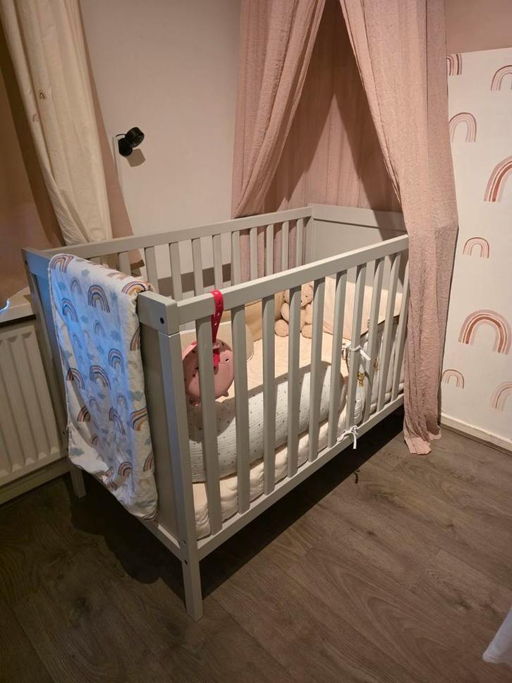 Babybed + commode, Kinderen en Baby's, Kinderkamer | Complete kinderkamers, Gebruikt, Jongetje of Meisje, Ophalen