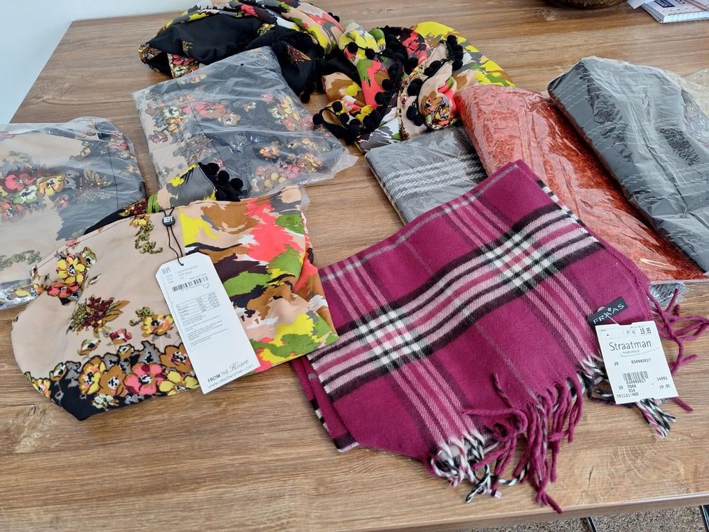 9 nieuwe sjaals .., Diversen, Rommelmarktspullen, Ophalen of Verzenden, Nieuw