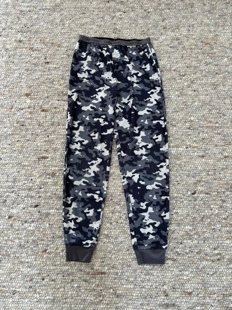 Calvin Klein pyjamabroek camouflage 14/15, Ophalen of Verzenden, Zo goed als nieuw, Jongen, Nacht- of Onderkleding