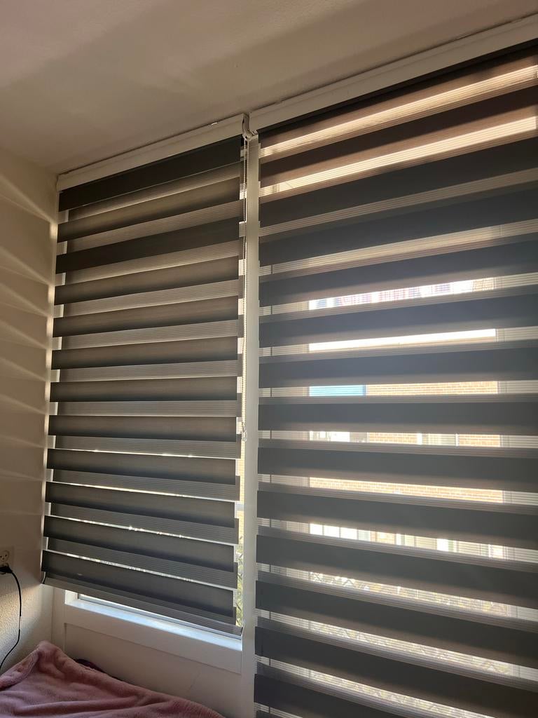 Duo rolgordijnen, bruin met wit, Huis en Inrichting, Gebruikt, 100 tot 150 cm, Bruin, Ophalen of Verzenden