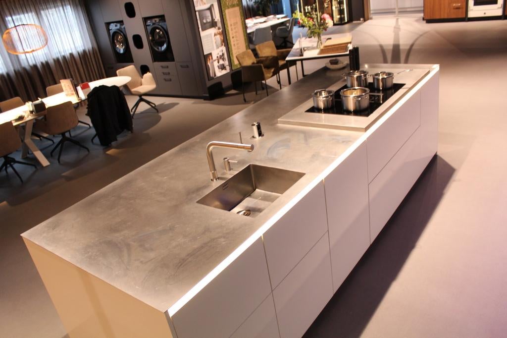 JO47 Professioneel werkeiland met Quooker & kookplaat, Ophalen, Lübbecker Straße 119 32278 Kirchlengern Duitsland, Rotpunkt Küchen GmbH