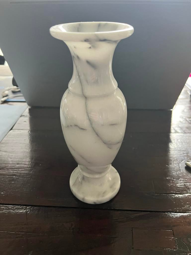 Elegante Marmeren Vaas - Wit met Grijze Aderen, Antiek en Kunst, Ophalen of Verzenden