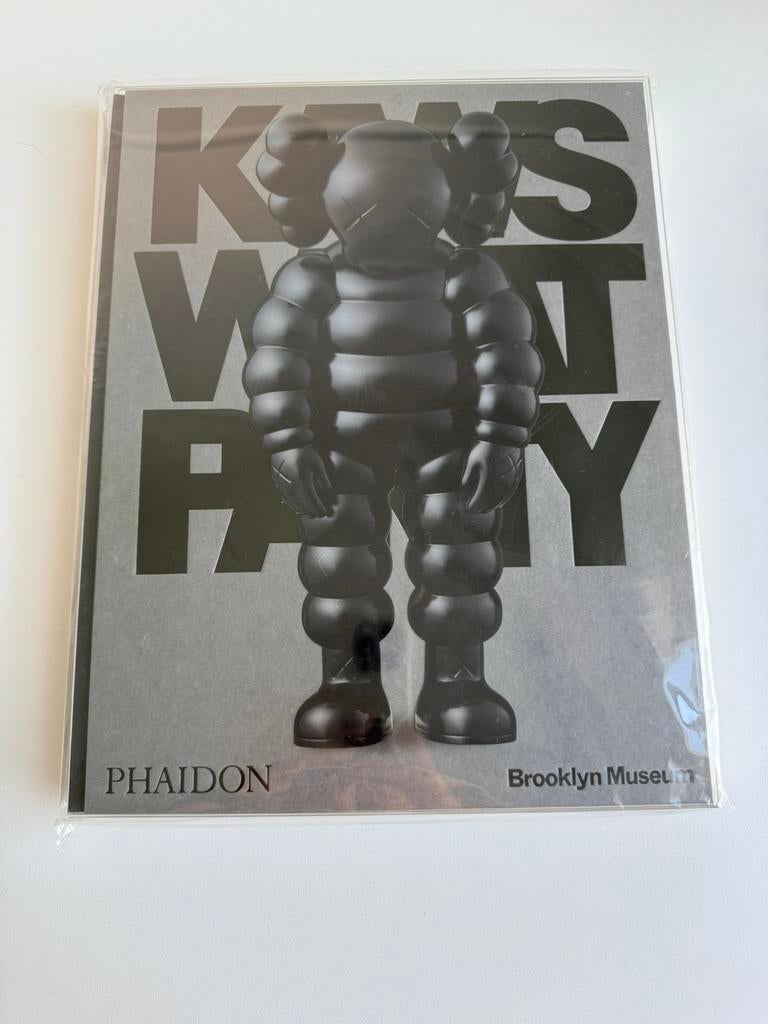 KAWS – Boek: What Party (Black) | Nieuw | Phaidon, Boeken, Ophalen of Verzenden, Nieuw, Beeldhouwkunst
