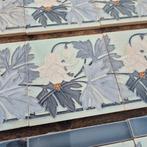 32 art nouveau randtegels in grijs/wit tinten opgelegd decor, Ophalen
