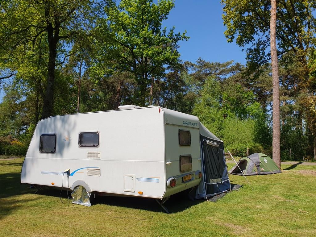 Caravelair 496 (2006) - 5 persoons caravan met voortent, Treinzit, Particulier, Koelkast, Caravelair