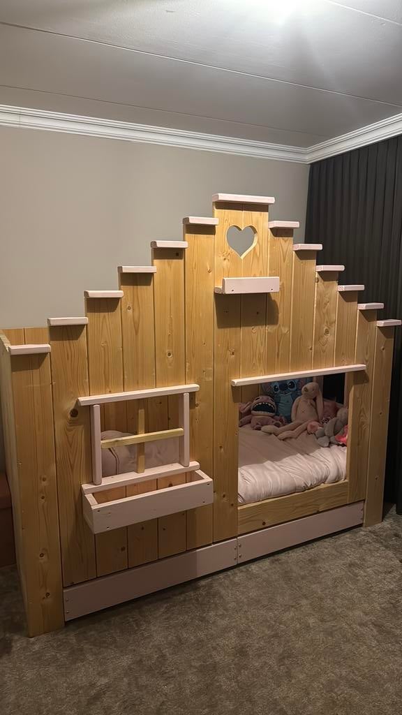 Kinderbed hout huisje, Kinderen en Baby's, Kinderkamer | Bedden, Ophalen, Zo goed als nieuw