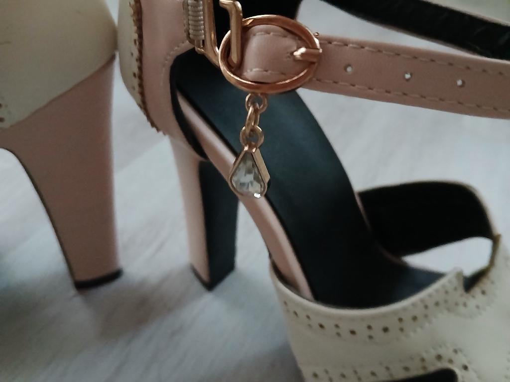 prachtige schoenen met een diamantje maat 36, Kleding | Dames, Nieuw, Ophalen of Verzenden, Schoenen met hoge hakken, Roze