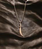 Zilverkleurige ketting met zwaard hanger, Sieraden, Tassen en Uiterlijk, Gebruikt, Ophalen of Verzenden, Zilver, Overige materialen