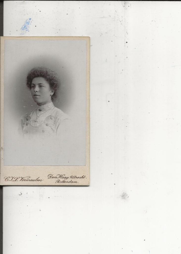 CdV Jonge vrouw in blouse met gesloten hals CJL Vermeulen, Verzamelen, Ophalen of Verzenden, Voor 1920, Ongelopen, Zuid-Holland