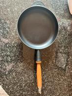 Le creuset koekenpan 26cm doorsnee, Huis en Inrichting, Keuken | Potten en Pannen, Ophalen of Verzenden, Nieuw, Gietijzer, Koekenpan of Braadpan