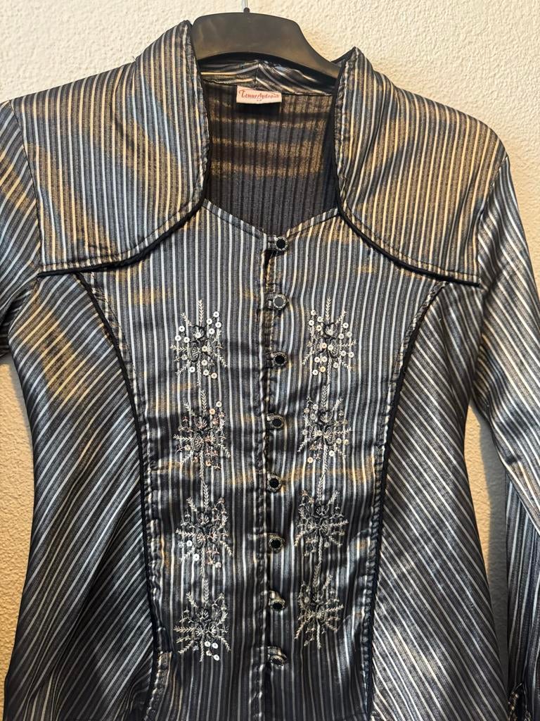 Elegante gestreepte blouse met borduursels - Maat 42, Ophalen of Verzenden, Zo goed als nieuw, Maat 42/44 (L), Zwart