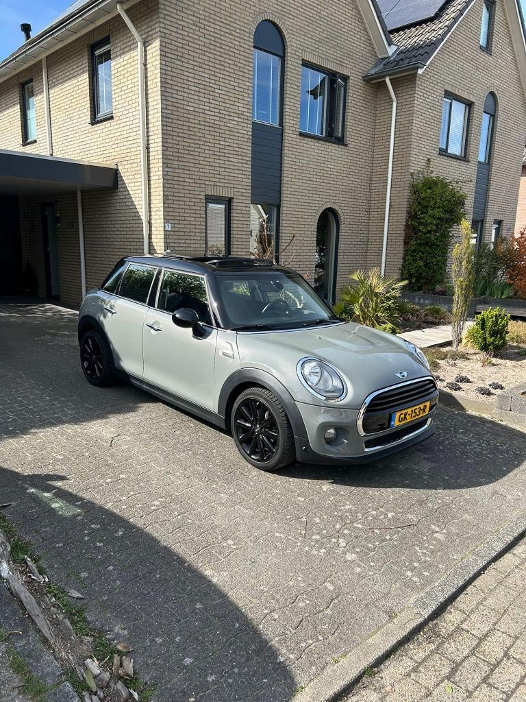 Mini 5-deurs (f55) 1.5 136pk 2015 Grijs, Auto's, Euro 5, Zwart, Leder en Stof, 49 €/maand