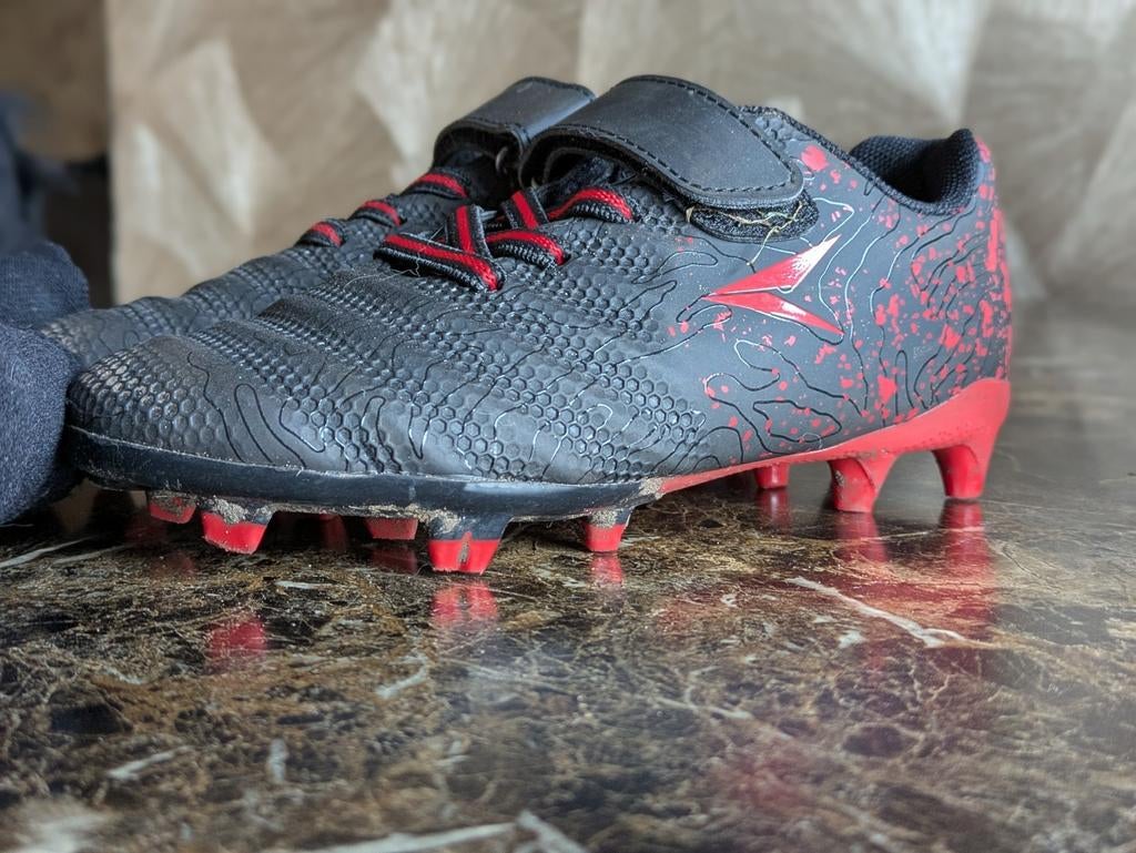 Zwart / Rode voetbalschoenen., Maat XS of kleiner, Ophalen, Zo goed als nieuw, Schoenen