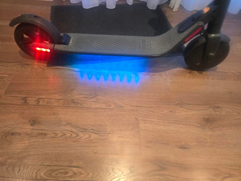 Ninebot ES2 ELEKTRISCH STEP MET SFEERVERLICHTING ZEER MOOI, Fietsen en Brommers, Steps, Ophalen, Zo goed als nieuw, Elektrische step (E-scooter)