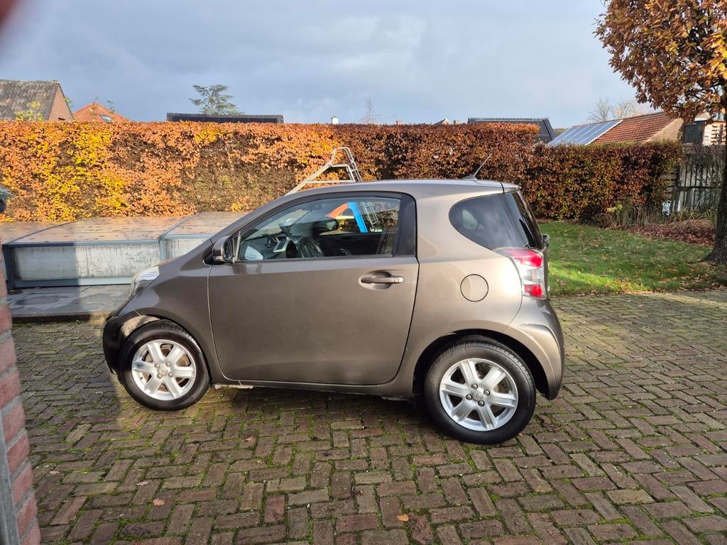 Toyota IQ 1.0 CVT 2011 Bruin, Auto's, Toyota, Stof, Bruin, 4 stoelen, 68 pk