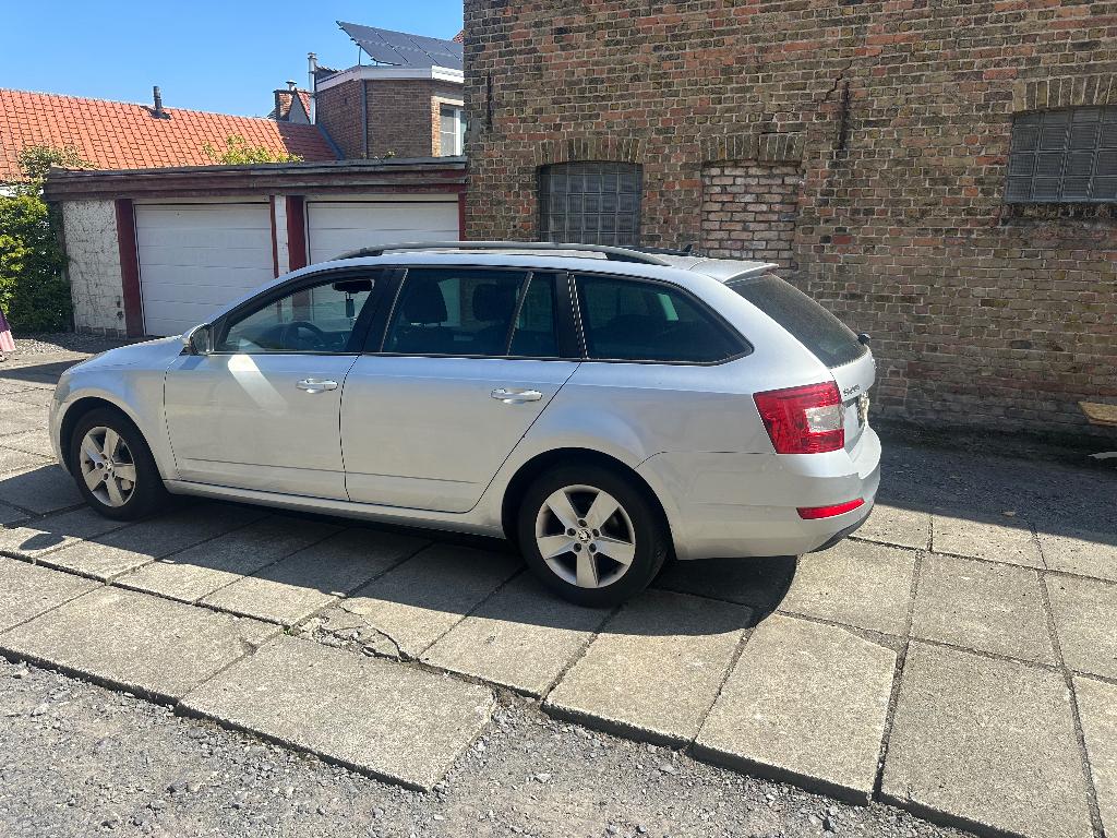 Skoda octavis, Auto's, Skoda, Euro 5, 1600 cc, Stationwagon, Grijs