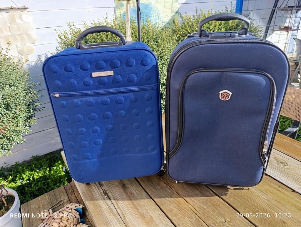 Twee blauwe handbagage  koffers met wieltjes, Sieraden, Tassen en Uiterlijk, Koffers, Overige materialen, Wieltjes, Gebruikt, 50 tot 60 cm